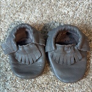 Burdock Baby Slate Gray Leather Moccasins (jbf)